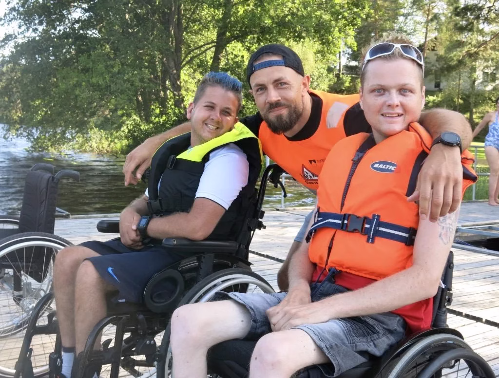 Foto av tre glade mennesker